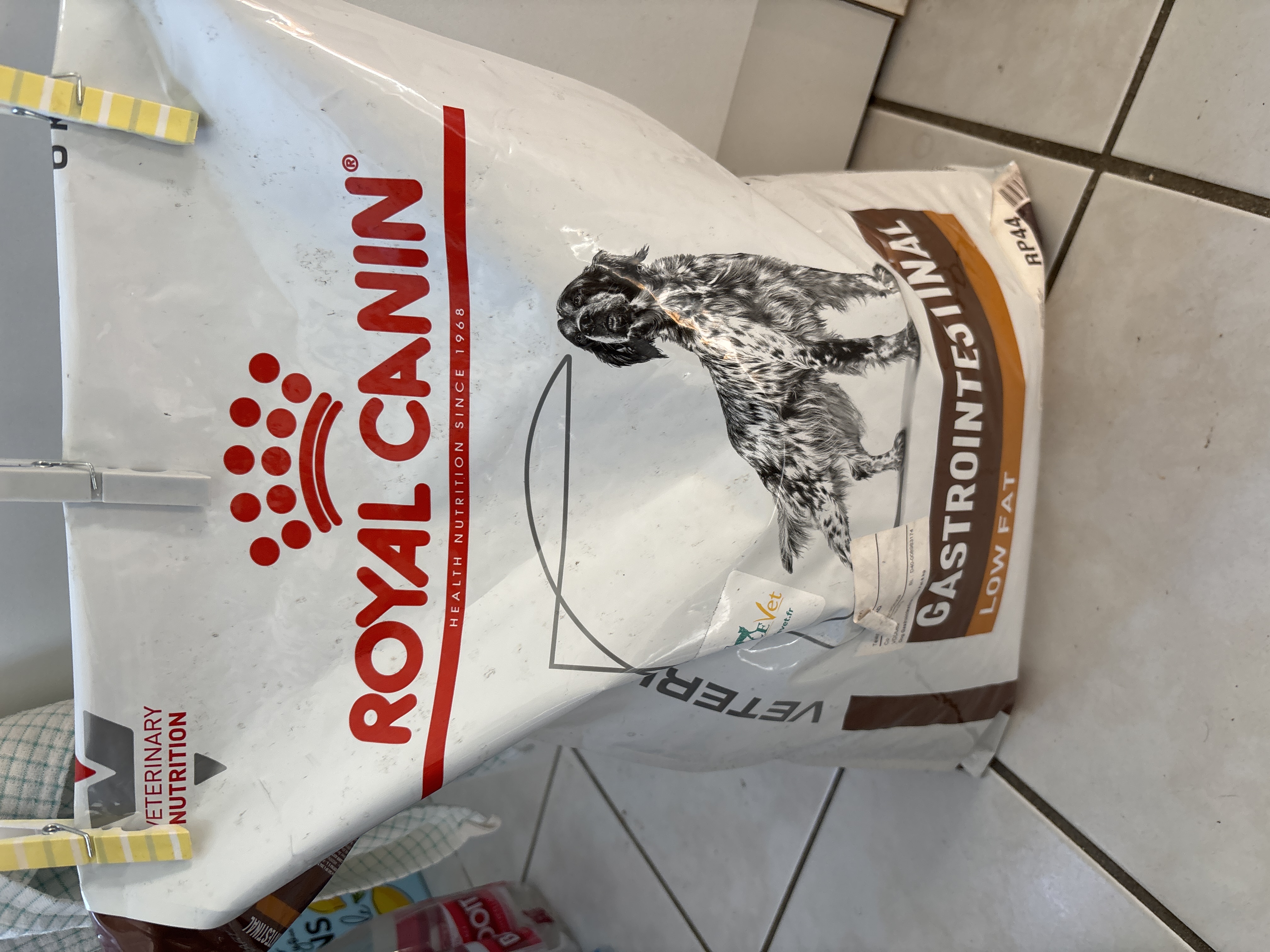 Donne paquet de croquettes déjà ouvert